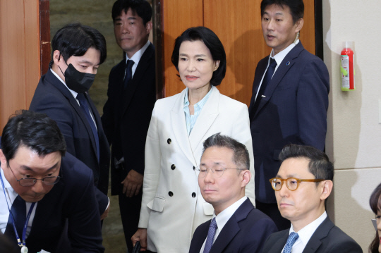 이진숙 방송통신위원장이 7일 오후 서울 여의도 국회 과학기술정보방송통신위원회 국정감사에 출석하고 있다.       이 위원장은 야당이 단독 처리한 탄핵소추로 직무가 정지된 상태라 기관 증인이 아닌 일반 증인으로 출석했다. 2024.10.7      utzza@yna.co.kr  (끝)      <저작권자(c) 연합뉴스, 무단 전재-재배포, AI 학습 및 활용 금지>